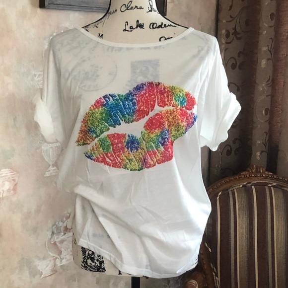 SCOOP NECK GRAPHIC TEE NWT - Picture 2 of 3